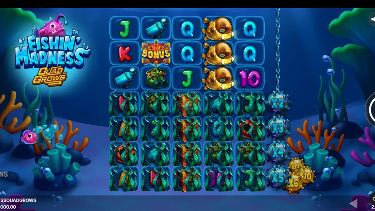 Isang underwater scene na nagpapakita ng Fishin’ Madness Quadgrows slot grid na may mga isda at naval mines.